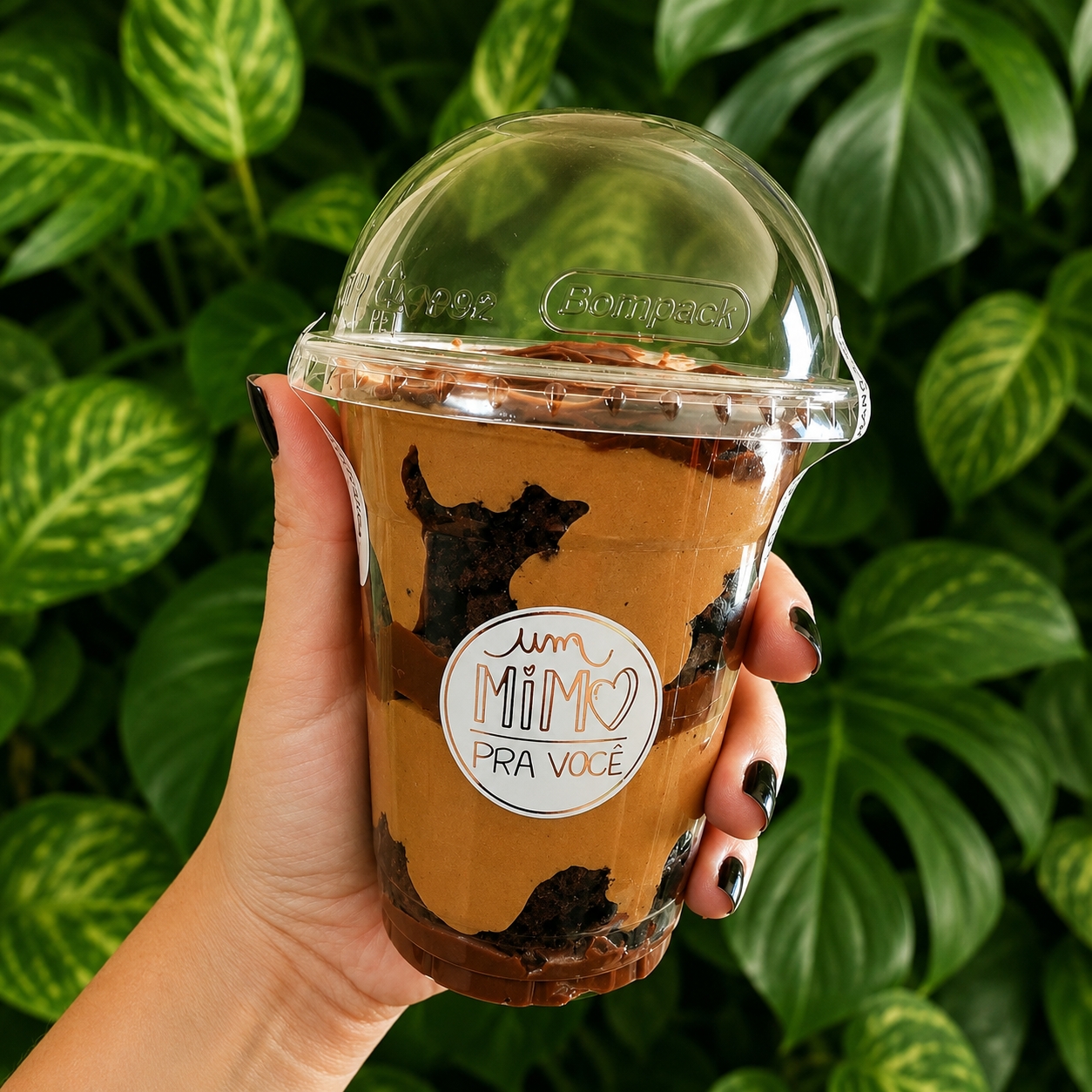 ☕ Doce Exoresso
Creme aerado de café, camadas de creme de avelã, brownie artesanal e finalização com cacau 50%. Um sabor intenso e equilibrado para quem ama café.