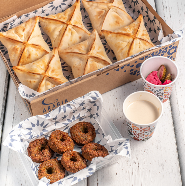 Acompanha 6 esfihas de ricota e 1 porção de bolinhos de falafel 6uni.