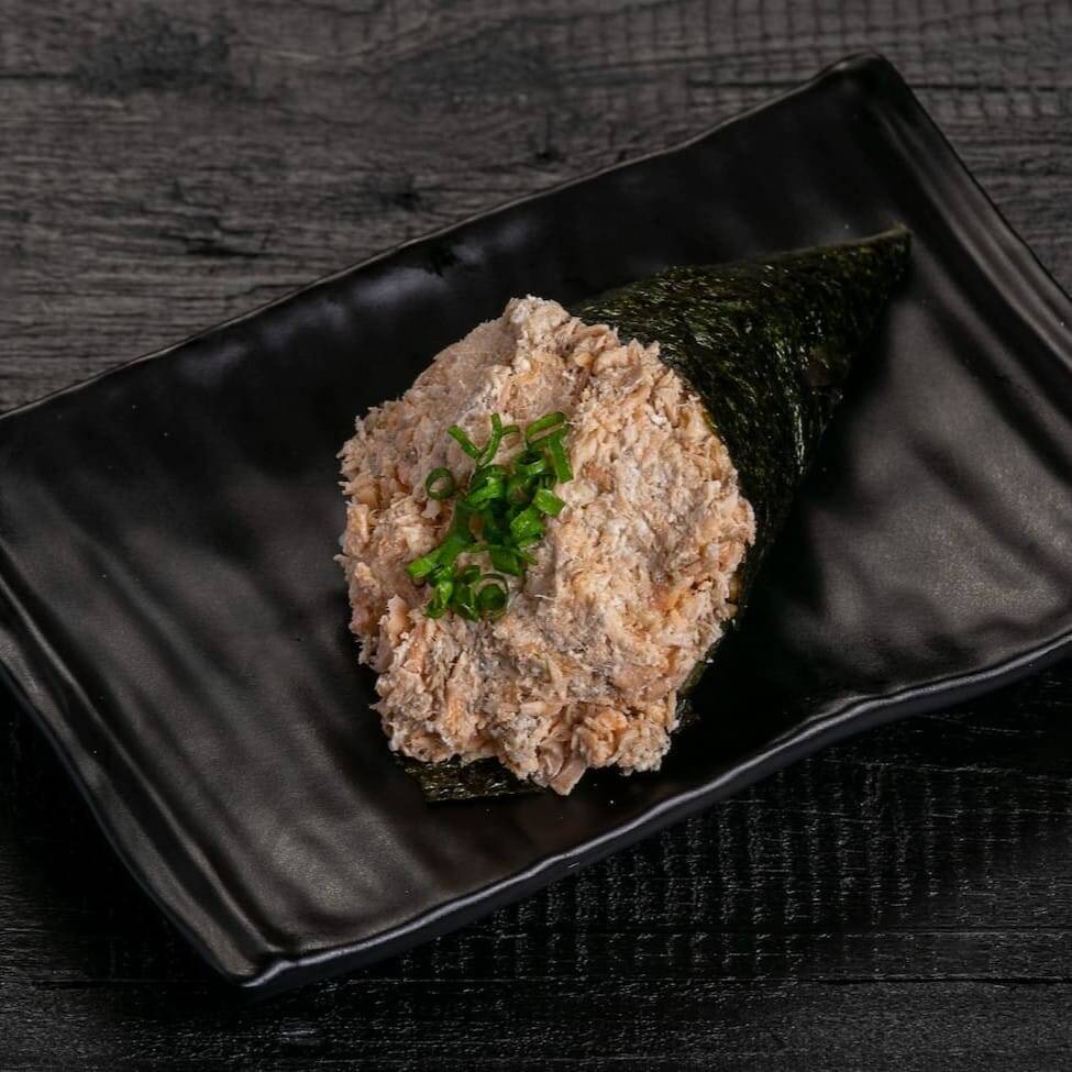 Salmão grelhado batido com cream cheese e cebolinha.