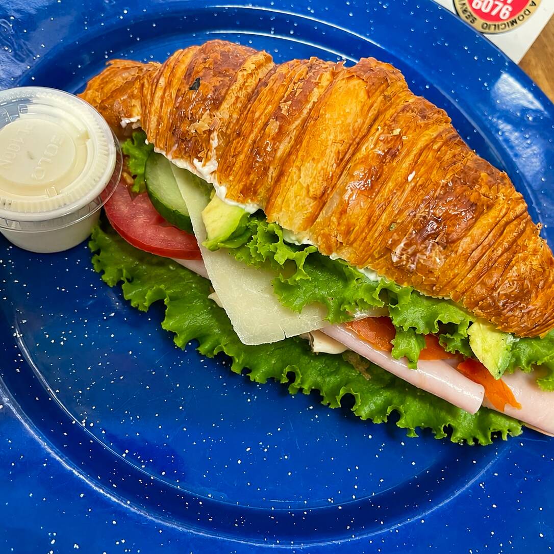 Croissant de Lomo Canadiense