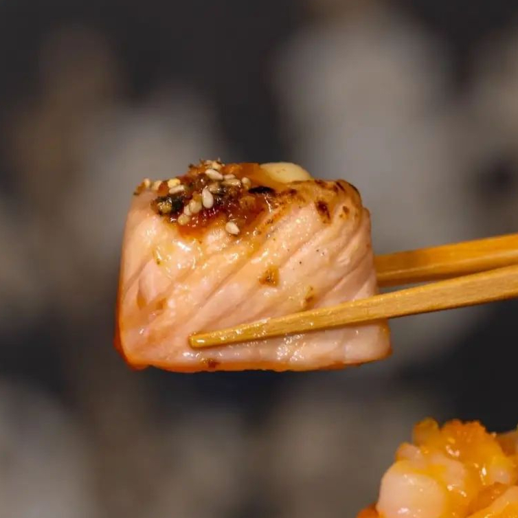 4 peças de guakan salmão maçaricado com brie e sweet chil