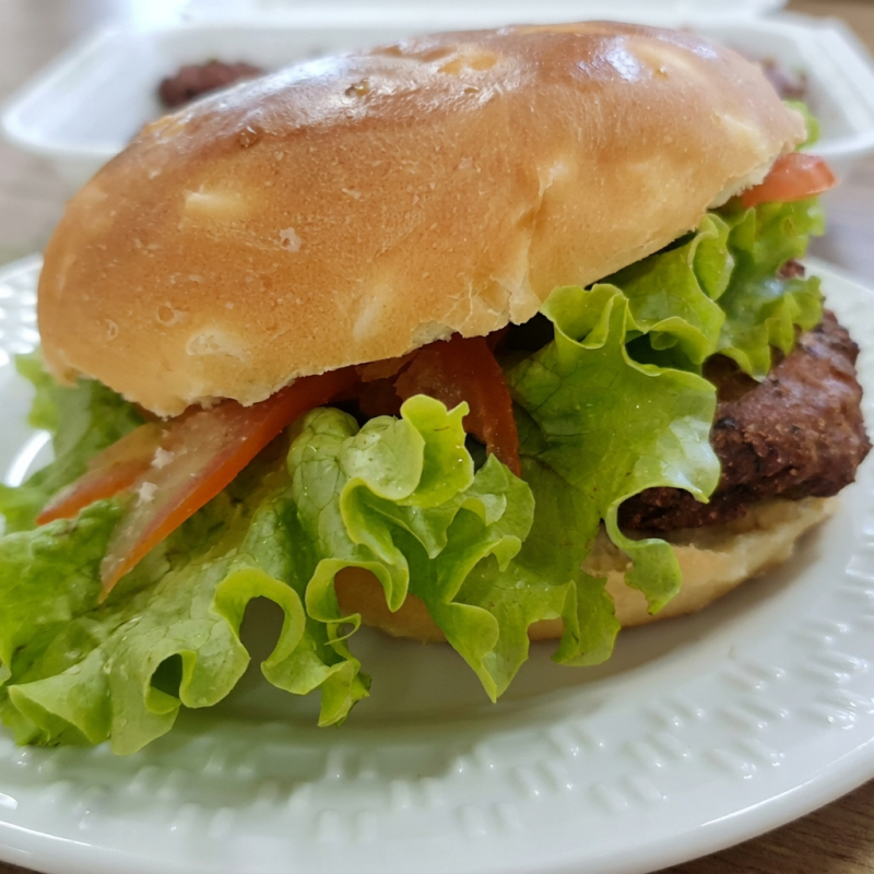 Pão carne e salada