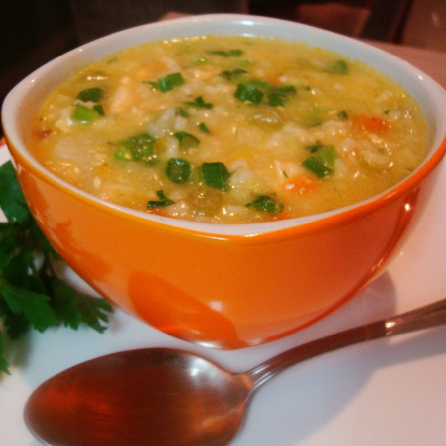 (Consumo imediato) Você não sabia que uma canja podia ser tão gostosa! Nossa Canja de Legumes é feita com arroz, salsão, tomate, cenoura e carne de jaca desfiada. Surpreendente e deliciosa! Bem recheada e com tempero delicioso. Só experimentando pra descrever. *Esta sopa é produzida no Dia e chega quentinha na sua casa. (Porção 400g: 327 kcal)