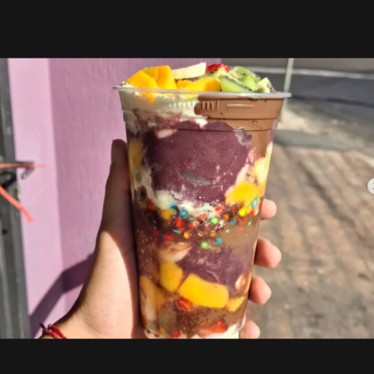 Açaí cremoso de verdade, montado em camadas e com até 6 adicionais do seu jeito. Capricho nos complementos, textura perfeita e aquele sabor que marca. Corre e prova um dos melhores açaís da sua vida.