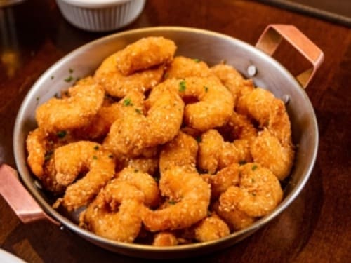 Camarão à milanesa com gergelim. Acompanha molho tártaro.