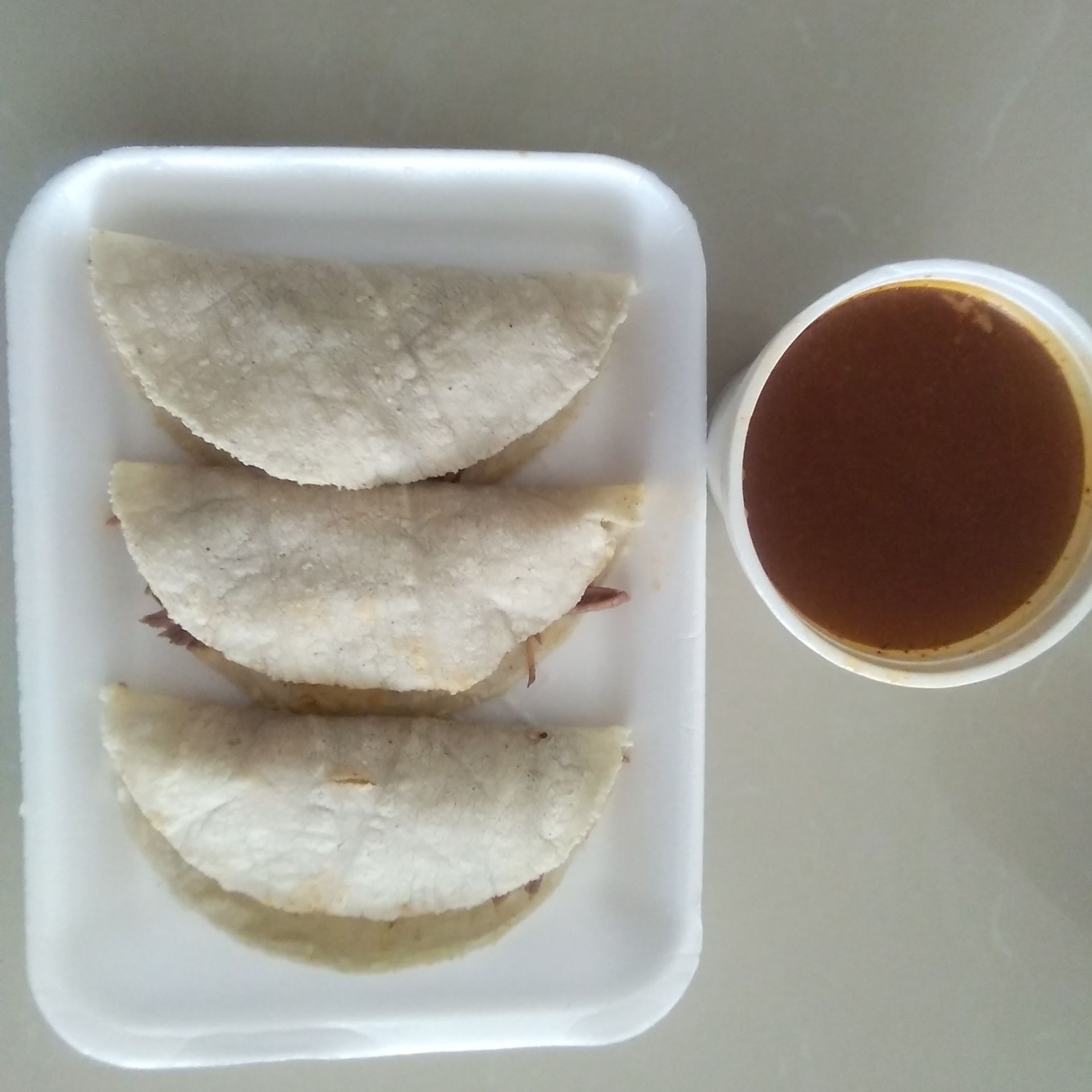 3 Tacos de Maiz Birri y Consome