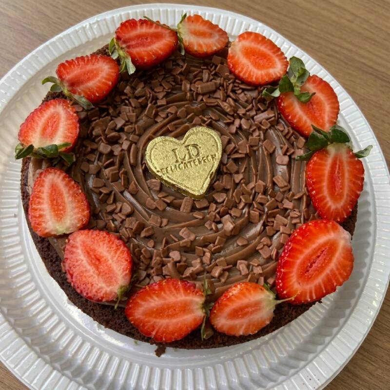 Deliciosamente preparado com uma Massa de Chocolate bem macia e fofinha, com uma generosa camada de Brigadeiro Gourmet, finalizado com Granulado nobre e Morangos frescos, cuidadosamente selecionados. 20cm. . . . ###tags#### promoção promocao oferta desconto barato taxa gratis entrega grátis combo doce sobremesa bolo fatia brownie braune brauni browni nutela Nutella Ninho kitkat red velvet pistache geleia cenoura brigadeiro chocolate copo felicidade bombom cone trufado pai de mel pote pavê pudim cuscuz cookies tortas tortellete bolo vulcao vulcão salgado gourmet artesanal