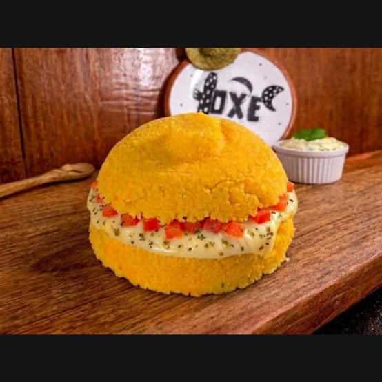 Massa de cuscuz molhadinha e fofinha recheada de mussarela, tomate e orégano