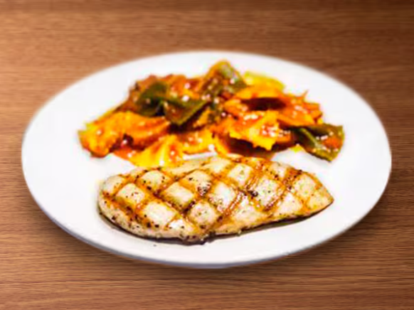 Peito de frango grelhado. Acompanhamento à sua escolha.