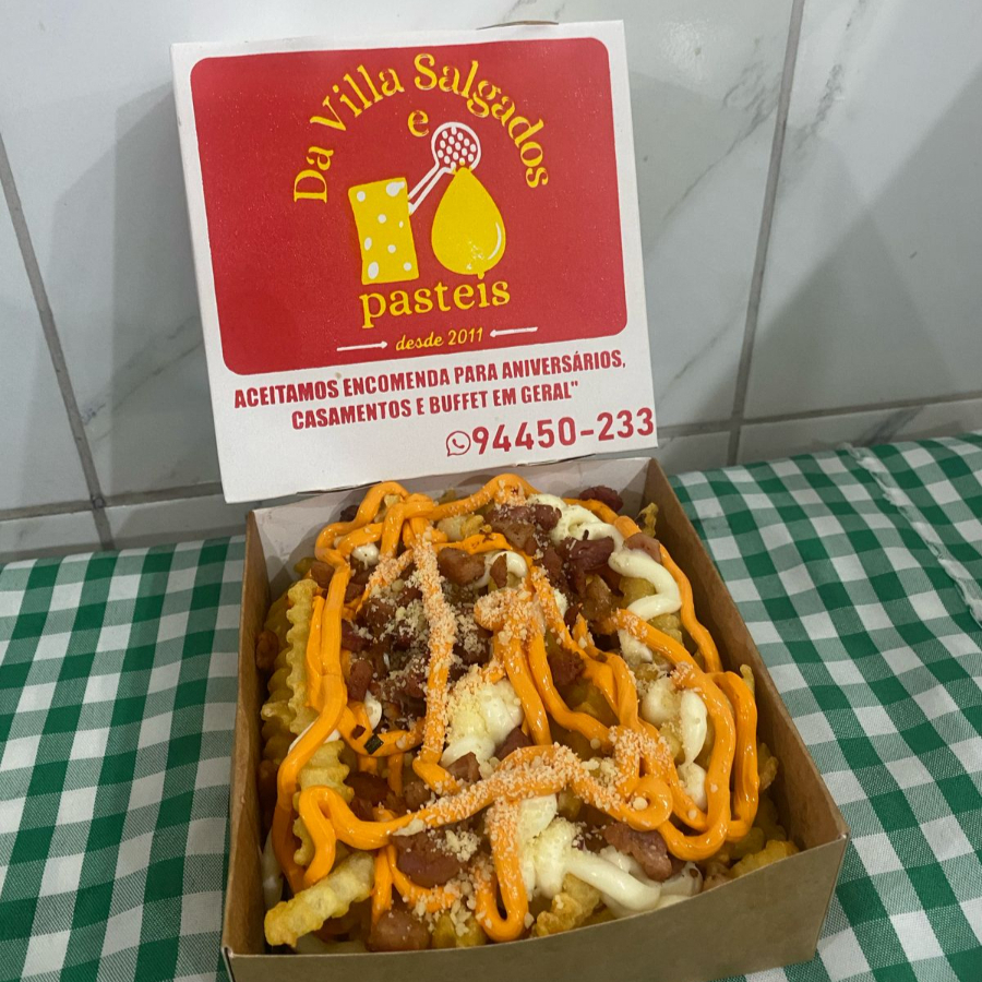 Uma porção de 500g de batata frita com cheddar, bacon e requeijão