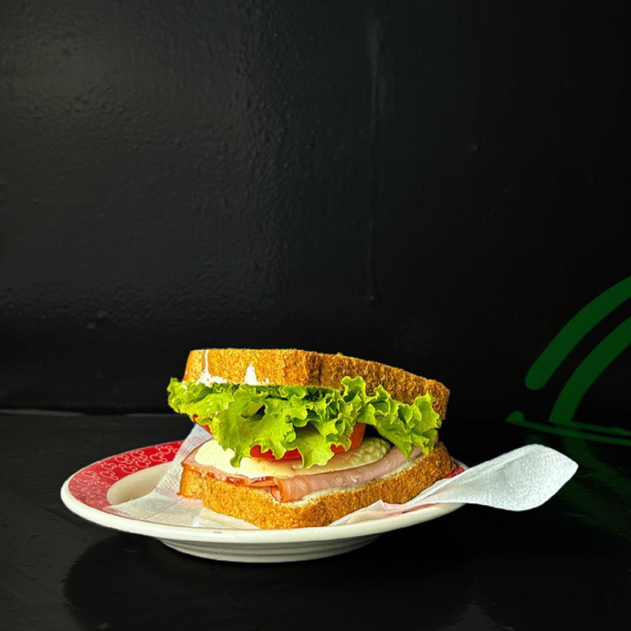 QUEIJO MINAS, PEITO DE PERU, REQUEIJÃO, ALFAЕ, TOMATE E PÃO DE FORMA INTEGRAL.