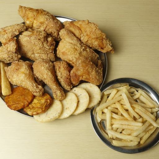 Broaster + 2 Acompañamientos + Arepa