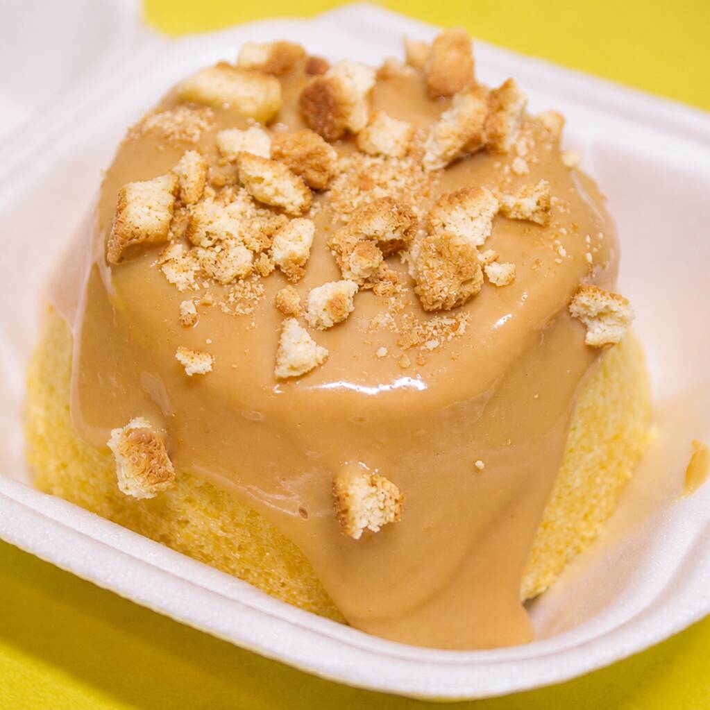 Massa branca macia e fofinha, coberta com um delicioso doce de leite cremoso e finalizada com biscoito de leite crocante, criando uma combinação irresistível de sabor e textura. Receba seu bolo quentinho e aproveite cada pedaço!