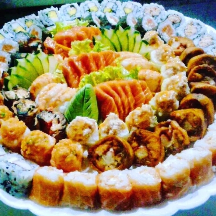 18 SASHIMI DE SALMÃO, 07 DYOU DE SALMÃO, 08 IIDO SAM, 12 FILADÉLFIA LIGHT, 08 URAMAKI DE CALIFÓRNIA, 10 HOT ROLL, 08 URAMAKI DE SALMÃO CRU E CREAM CHEESE, 04 NIGIRI DE SALMÃO, 04 NIGIRI DE CAMARÃO, 08 ACELGA MAKI, 06 MAÇARICADO.