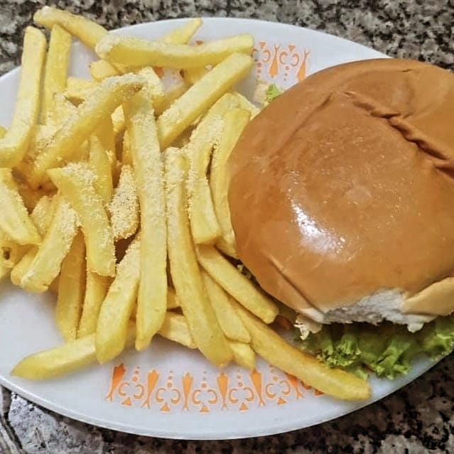 Hambúrguer X-Completão, Batata Frita 300ml, Refri Goob 1L