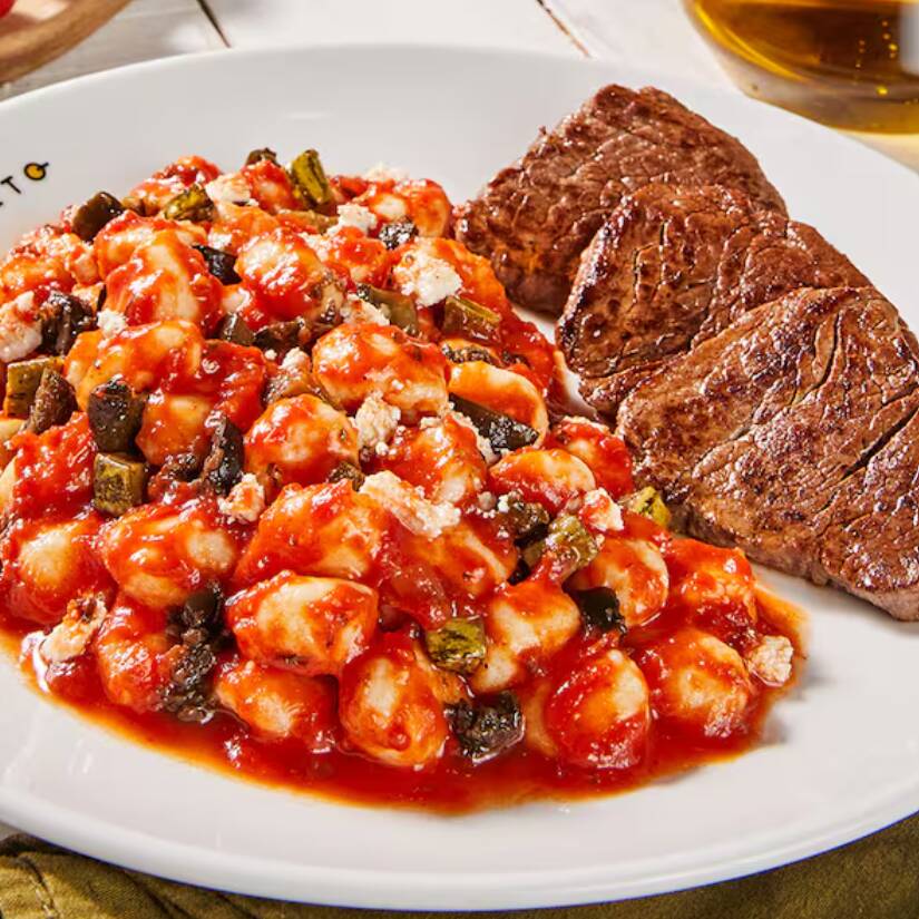 Escolha entre um dos nossos deliciosos grelhados acompanhado de 200g de massa artesanal (ravioli ou gnocchi) com 2 conchas de molho.