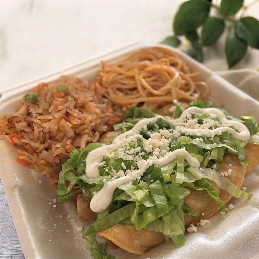 Taquitos de pollo con arroz y espagueti