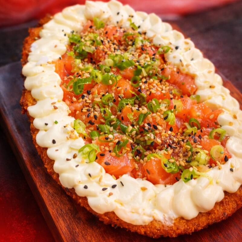 500g | Base de Arroz Japonês frito na farinha Panko recheado com cubos de salmão e finalizado com creme cheese, gergelim e cebolinha. Delicia. 500g