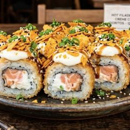 12un de hot filadélfia com chreme cheese e Doritos