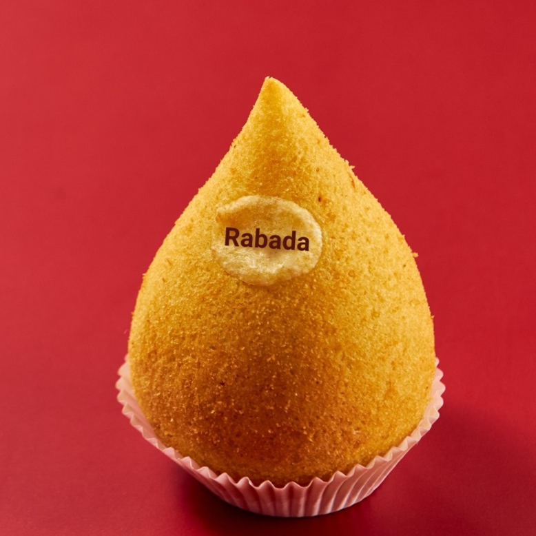 Suculenta Coxinha de Rabada com Parmesão Preparada com Massa de Mandioca Artesanal e Recheado com Rabada Feita na Pressão e finalizado com Queijo Parmesão.