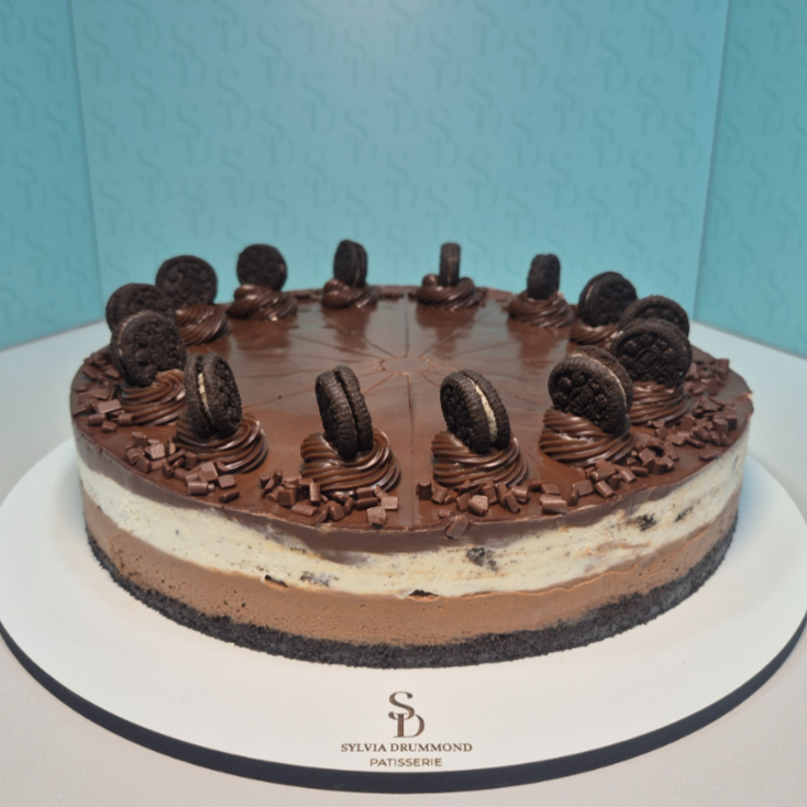 Uma explosão de sabor para os amantes de chocolate e Oreo! Nossa fatia de Torta Chocooreo é feita com uma base crocante de biscoito Oreo, mousse de chocolate super cremoso, creme suave de Oreo, cobertura de ganache meio amargo e finalizada com um mini Oreo no topo.