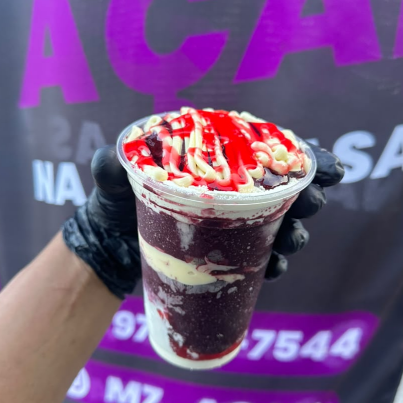 Açai, Calda de morango, leite em pó, creme ninho .
Em camadas!