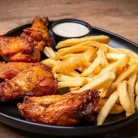 Alitas con Papas