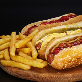 Hot Dog Estilo Costco con 100 Gramos de Papas Frit