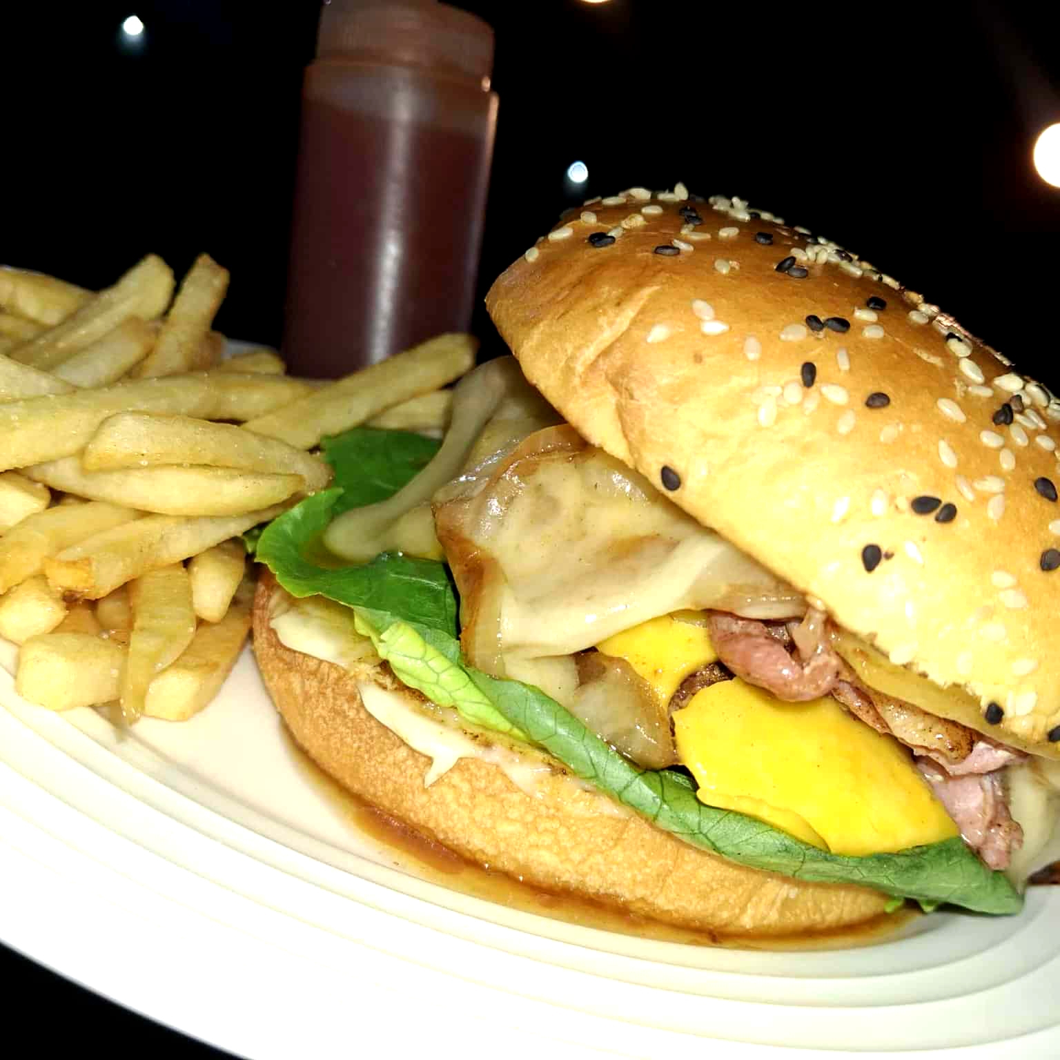 Hamburguesa doble, papas y agua