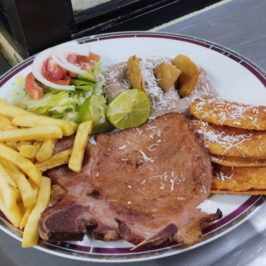 Chuleta ahumada con enchiladas