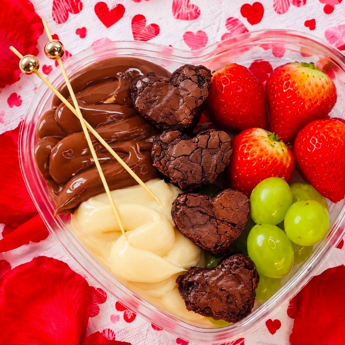 Uma combinação irresistível de morango fresco,uvas verdes ,mini brownie chocolate belga ao leite e ninho cremoso