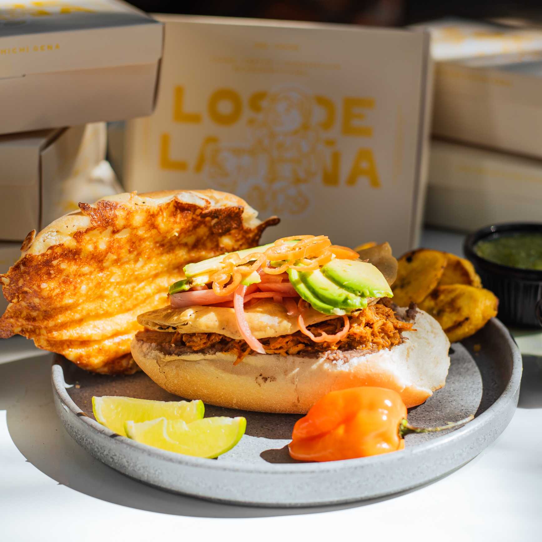 Torta de cochinita pibil con Queso