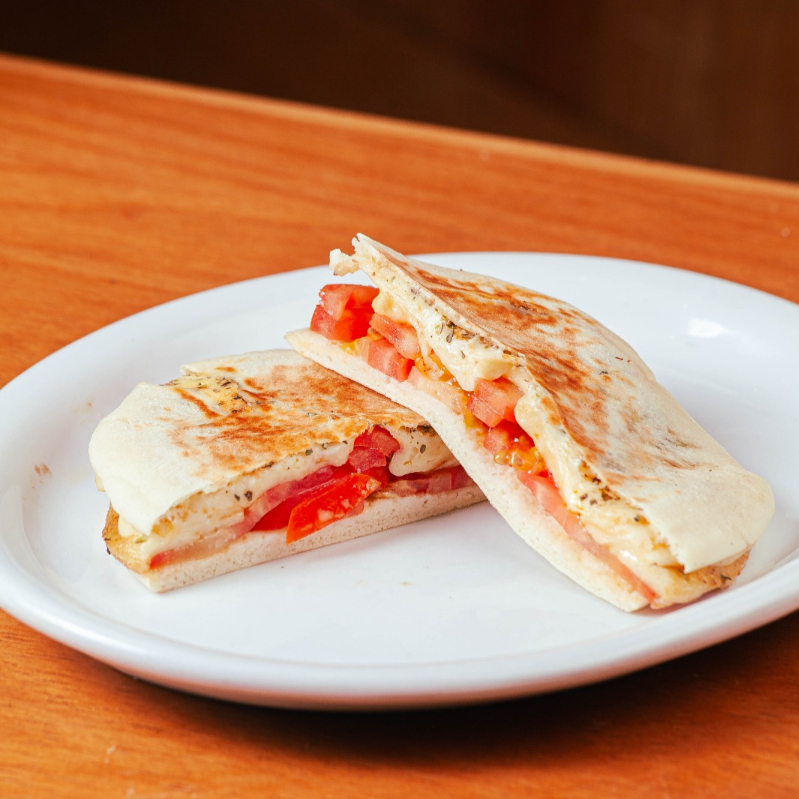 Queijo minas, tomate e orégano.