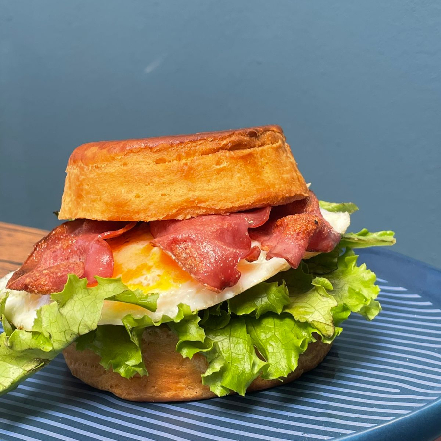 BISQUET HUEVO CON TOCINO