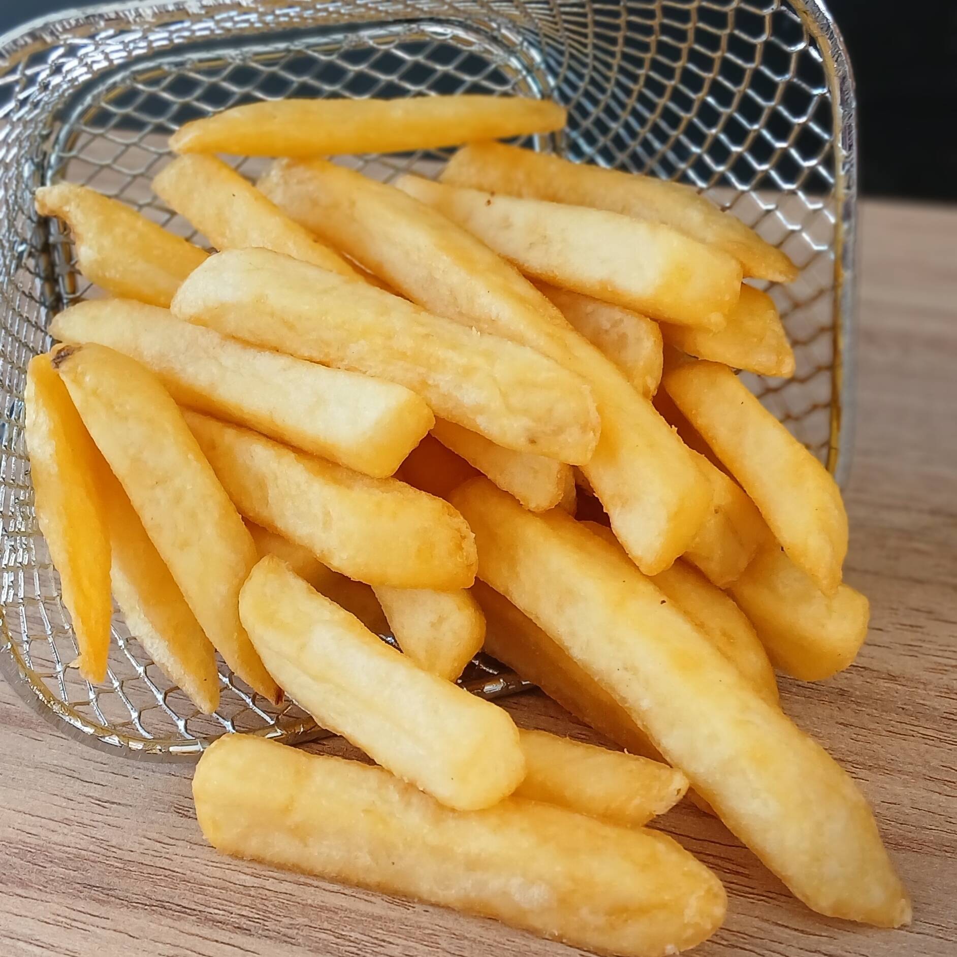 250g de pura crocância! Nossa batata frita vem no ponto certo, sequinha por fora e macia por dentro. Perfeita para compartilhar ou saborear junto do seu combo favorito. Não esqueça do nosso molho verde especial!