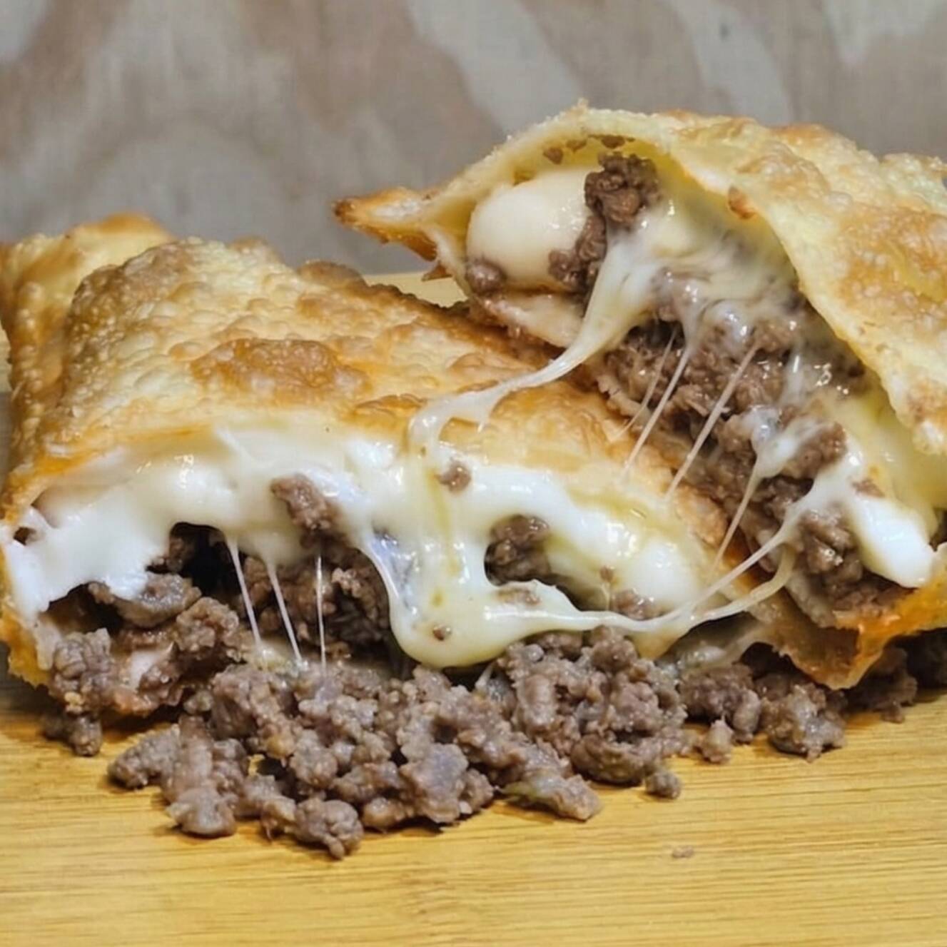 Delicioso pastel recheado com carne moída temperada e queijo derretido e catupiry cremoso. Uma explosão de sabores em cada mordida!