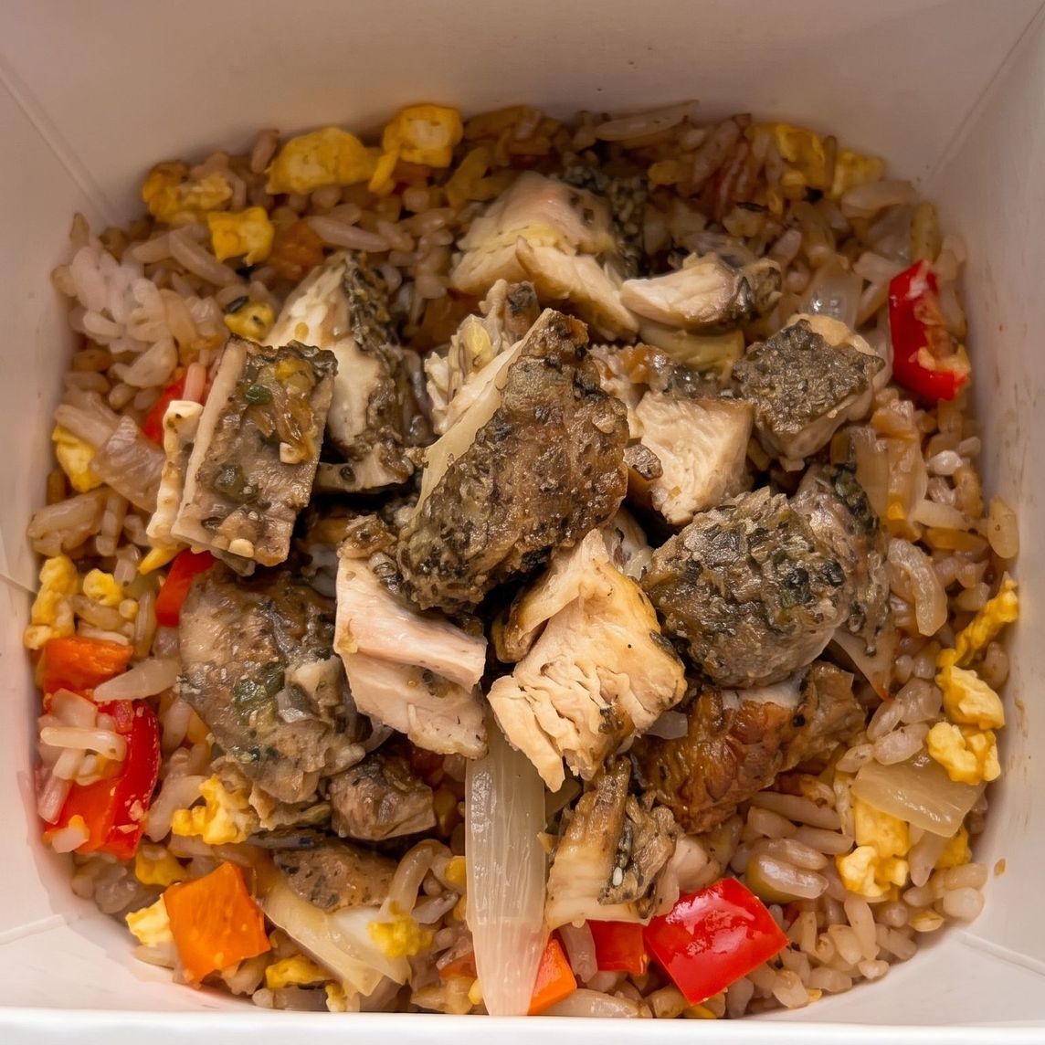Arroz frito con pollo marinado