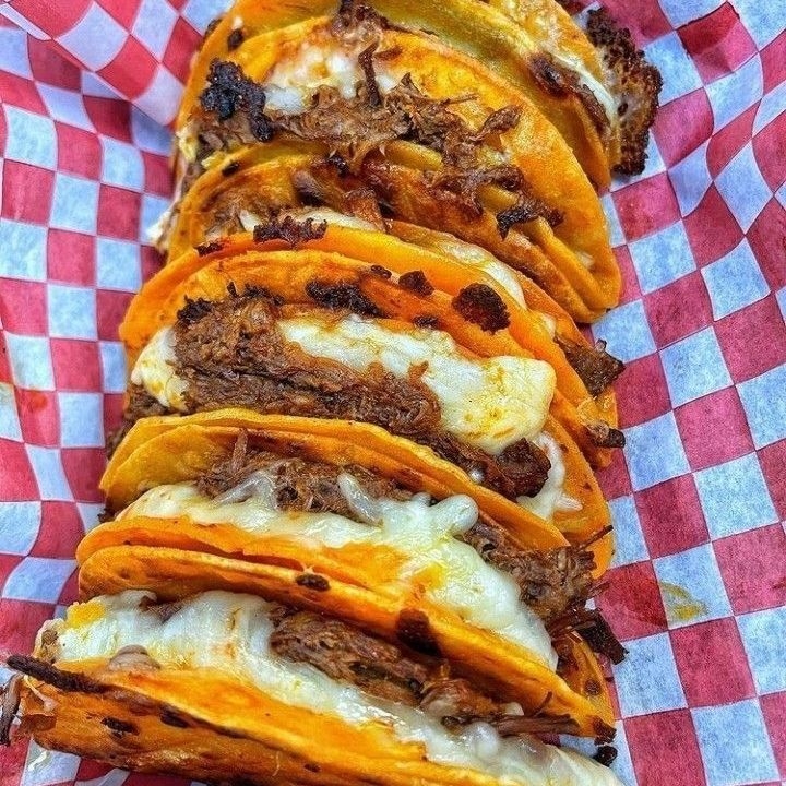 TACO DORADO CON QUESO