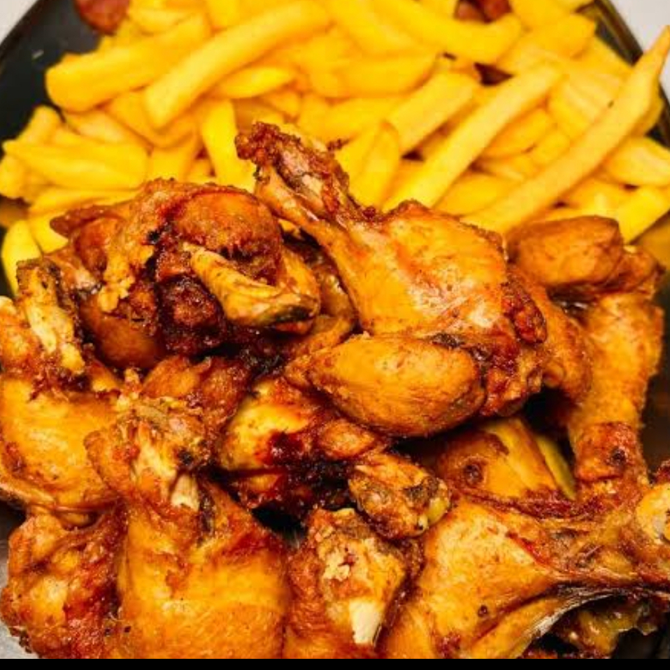 (05 UNIDADES)Deliciosa coxinha de frango com fritas e salada.