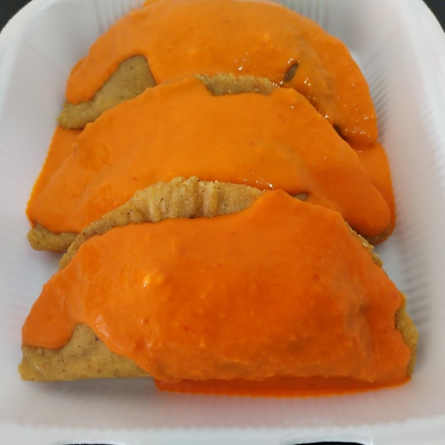 Empanada de CHICHCARRON bañada en salsa ROJA