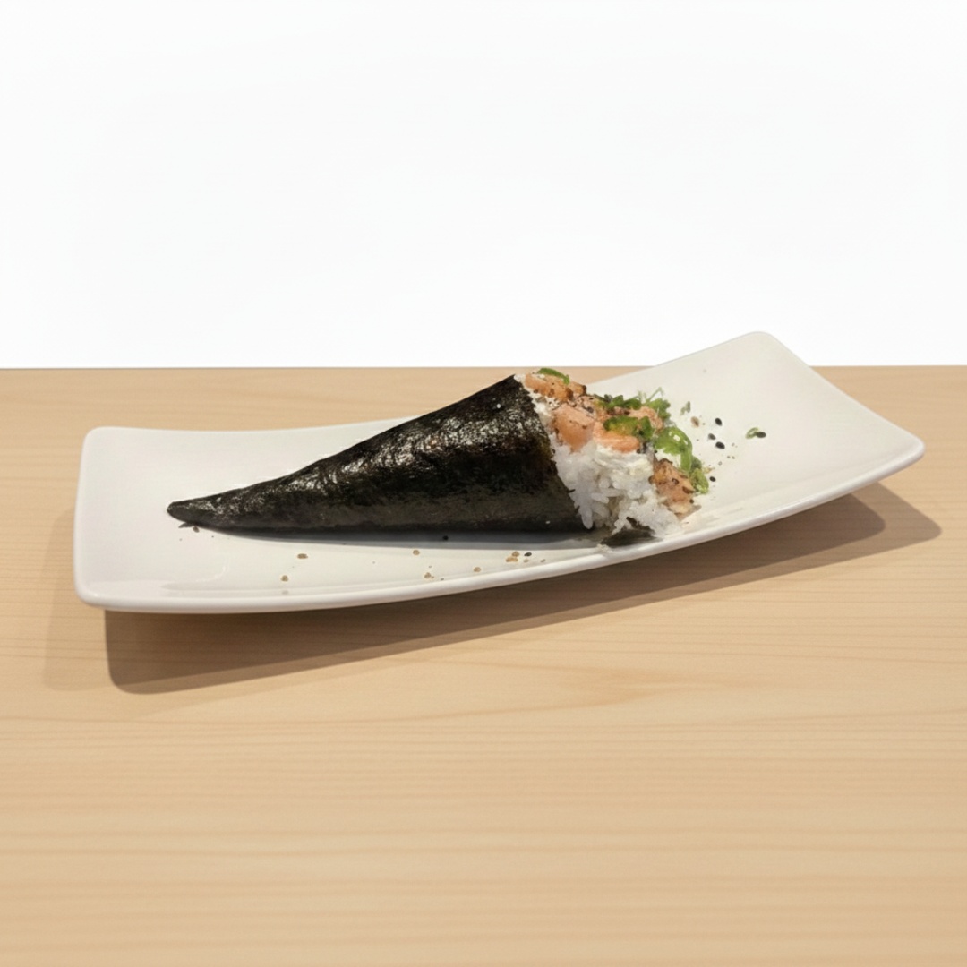 Temaki de salmão maçaricado e cream cheese.