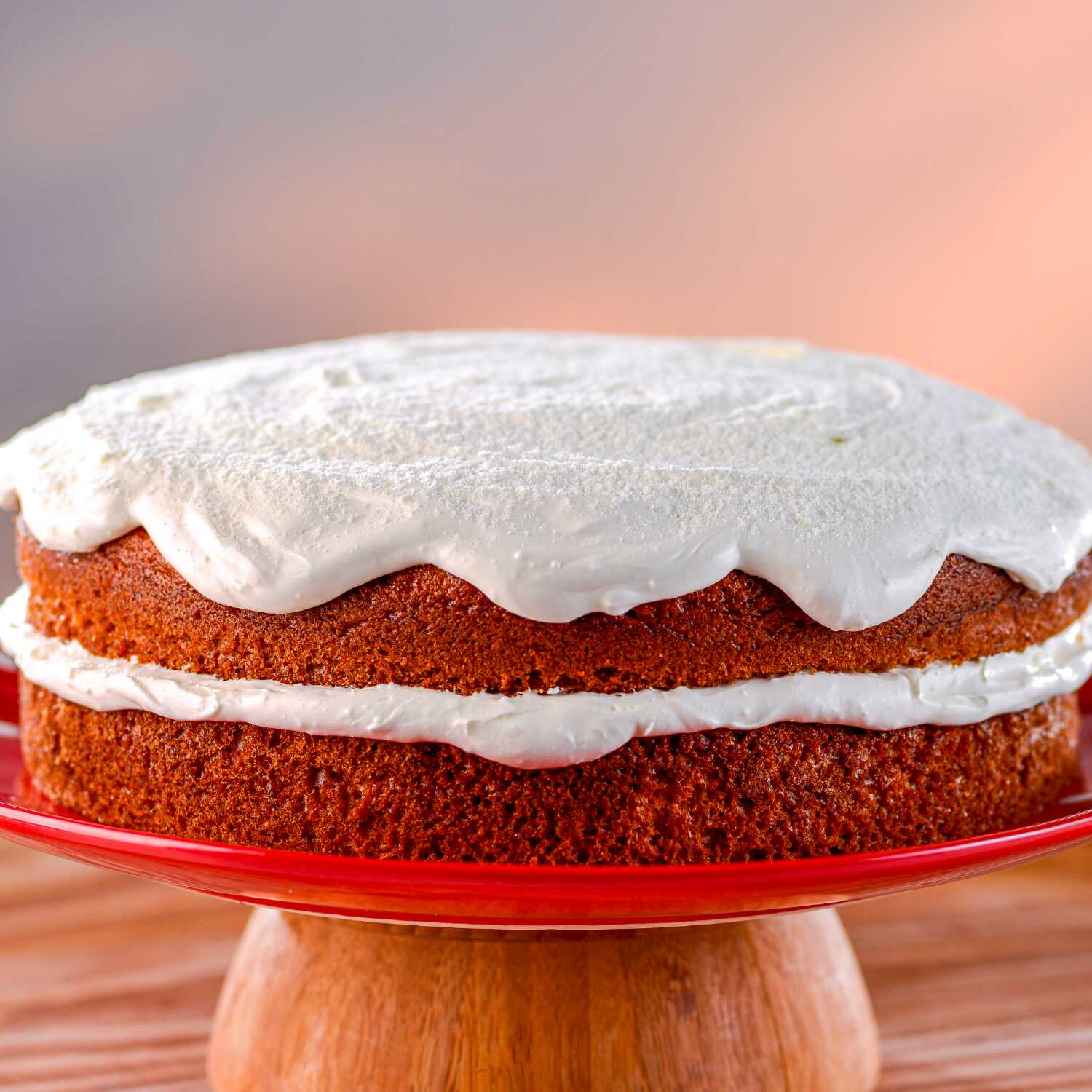 Bolo caseiro de leite da Vó, com recheio e cobertura cremosa de Leite Ninho, finalizado com polvilhado de Leite Ninho. Imagem meramente ilustrativa. Bolo pequeno serve até 8 fatias Bolo grande serve até 16 fatias