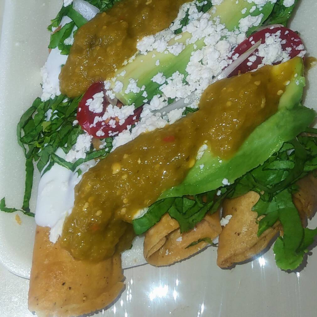 TACOS DORADOS DE QUESILLO 6pz+1/2 Agua Día