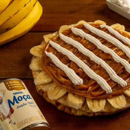 Massa semi-folhada, banana, doce de leite e Nestilly