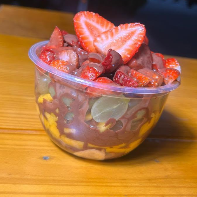 um delicioso fondue individual com uma combinação de frutas e chocolate premium ao leite.