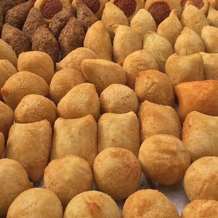 50 salgados fresquinhos, fritos na hora, crocantes por fora e macios por dentro. Variedade: coxinhas de frango, maravilhas (bolinhas de presunto e mussarela), risoles de milho, kibes, enroladinhos de salsicha, travesseirinhos de carne e mini churros. Acompanha Refrigerante de 1 Litro Mate Couro.