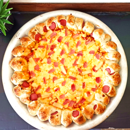 Pizza con Deditos de Salchicha + Manzanita 2.5lts.