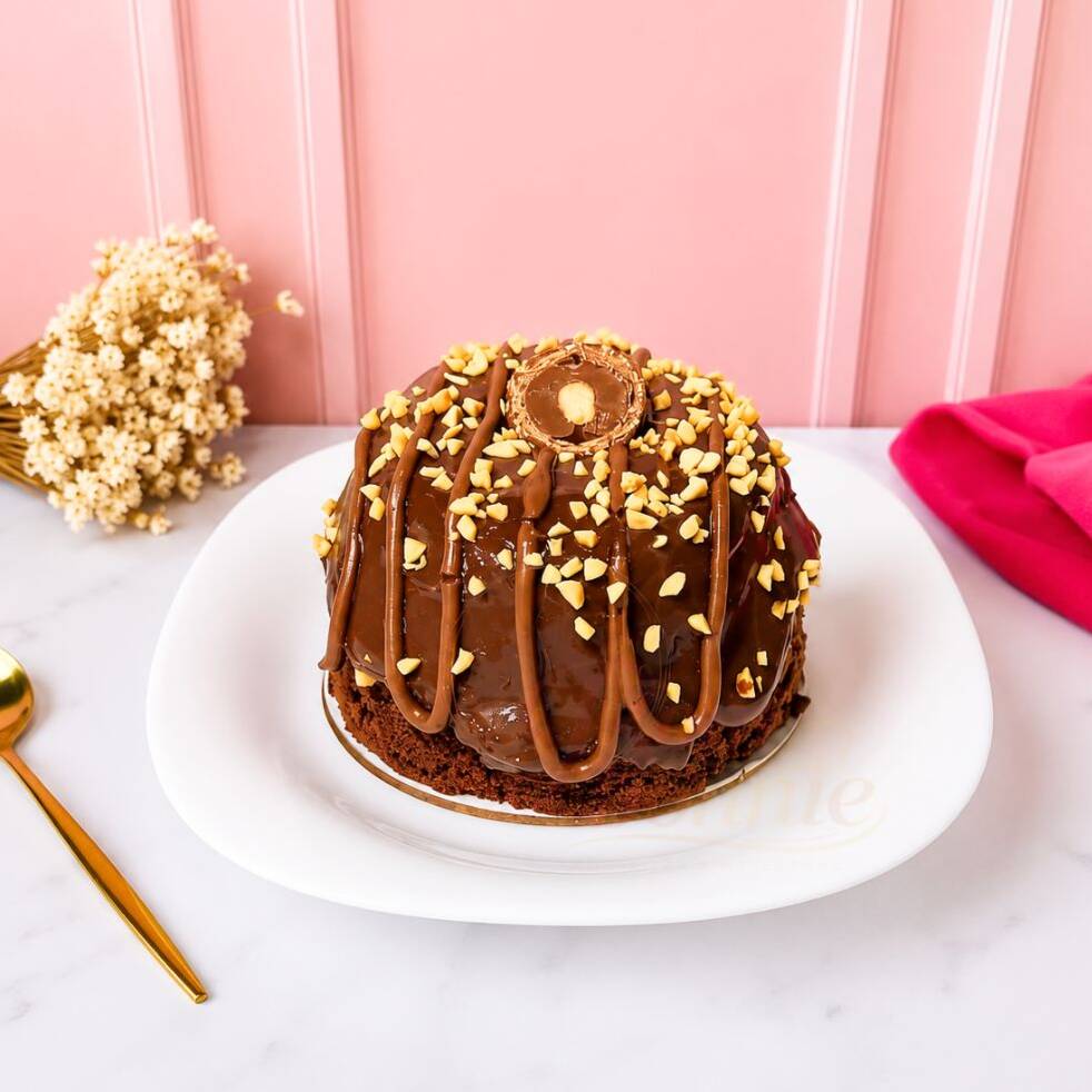 Com 12cm e aproximadamente 350g, essa delícia é feita com massa de chocolate fofinha, recheada e coberta com brigadeiro cremoso de chocolate 50% cacau. No topo, uma finalização irresistível com fios de creme de avelã, amendoim crocante e o toque especial de um bombom Ferrero Rocher que transforma cada pedaço em uma experiência única. Um verdadeiro espetáculo de sabores para adoçar qualquer momento! . Peso Aprox. 350g Tamanho: 12 cm Serve até 2 Pessoas.