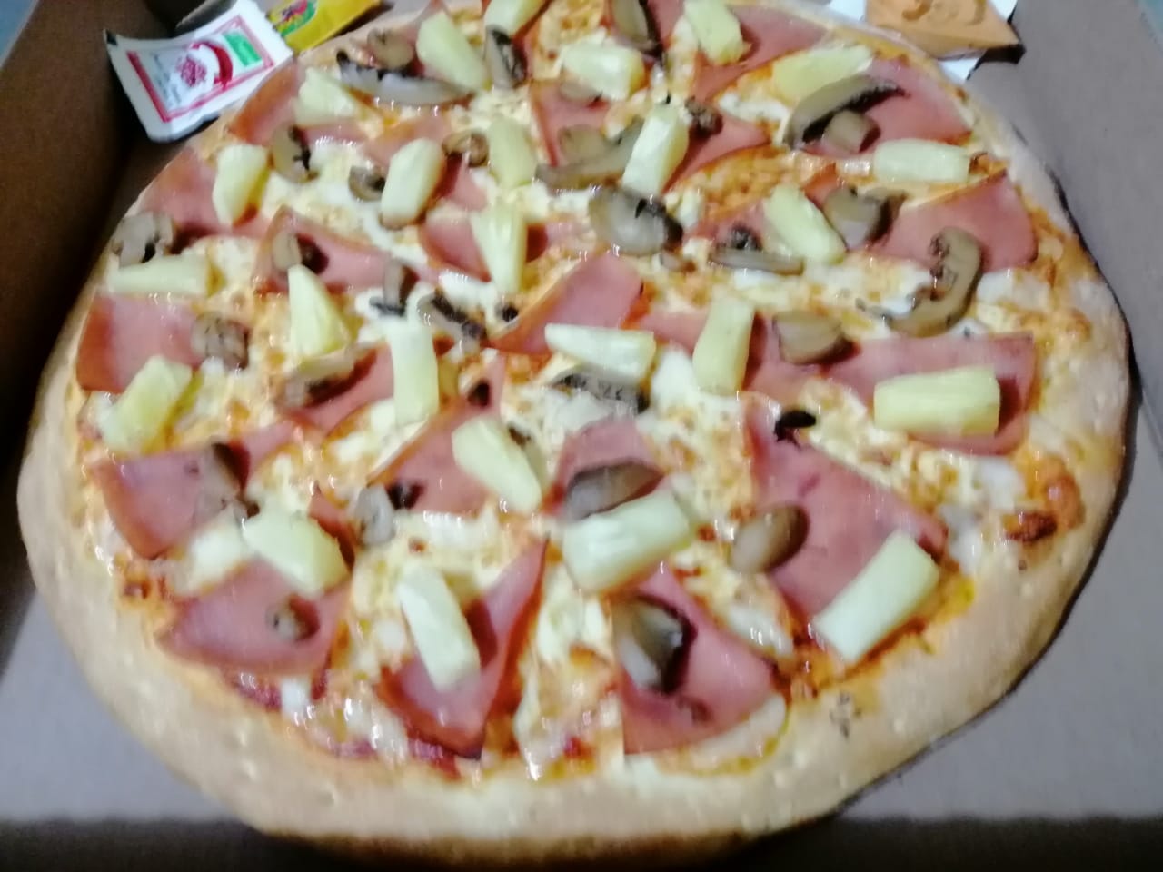 Pizza Mediana con 3 Ingredientes
