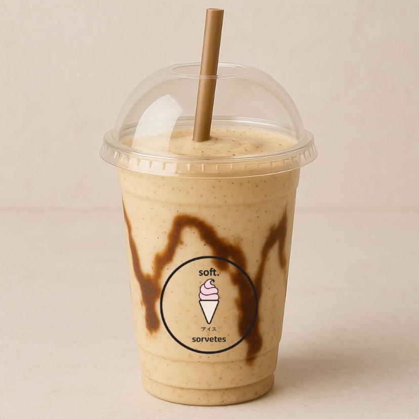 Delicie-se com o nosso Soft.Shake Classic Tiramisù. Uma mistura harmoniosa de sorvete de baunilha cremoso, batido à perfeição com leite integral, e finalizado com uma irresistível calda sabor Tiramisù. A combinação desses ingredientes premium resulta em uma bebida refrescante e indulgente. Atenção: imagem meramente ilustrativa.